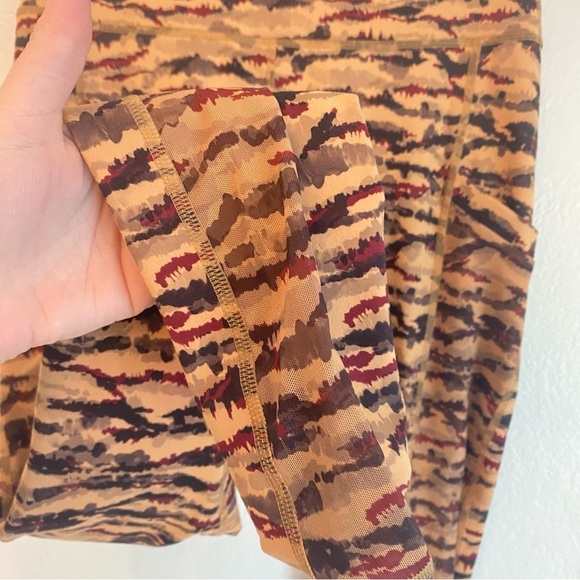 Fabletics powehold Brown and Black Patterned Leggings with pockets - Picture 3 of 7